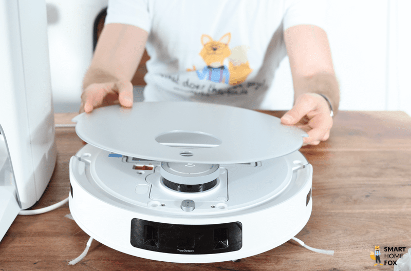 Der magnetische Deckel des ECOVACS DEEBOT T20 OMNI wird abgenommen.